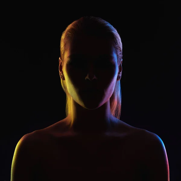 Ουράνιο τόξο γυναίκα σιλουέτα, κορίτσι σε πολύχρωμα φωτεινά φώτα — Φωτογραφία Αρχείου