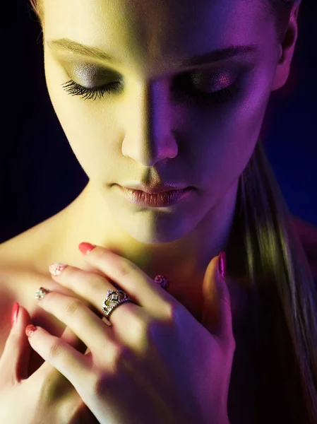 Mode ung kvinna i färgglada ljusa lampor — Stockfoto