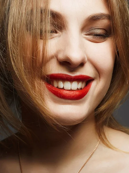 Meninas bonitas sorrir. feliz rosto jovem mulher — Fotografia de Stock