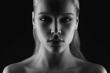 siyah ve beyaz genç kadın siluet