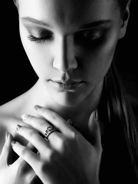 Retrato preto e branco de mulher jovem — Fotografia de Stock