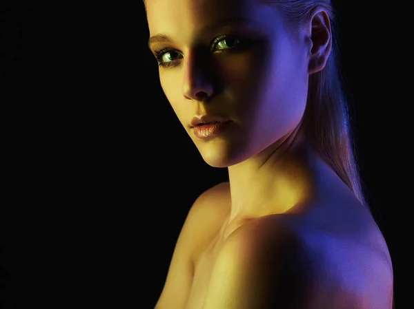 Mode ung kvinna i färgglada lampor — Stockfoto