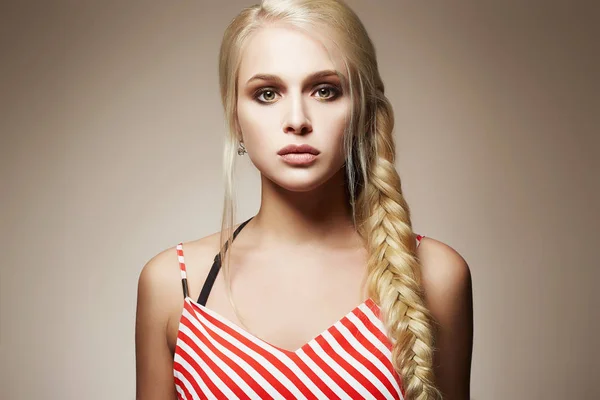 Vacker blondin med flätat hår — Stockfoto