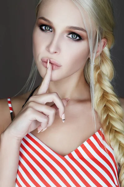 Piękna blondynka młoda kobieta — Zdjęcie stockowe