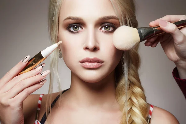 Μακιγιάζ. Εφαρμόστε καλλυντικά. ξανθιά κοπέλα μοντέλο — Φωτογραφία Αρχείου