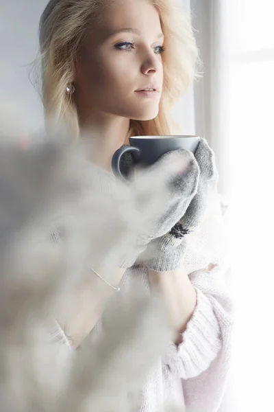 Zimní domácí životní styl holka s horkou kávou — Stock fotografie
