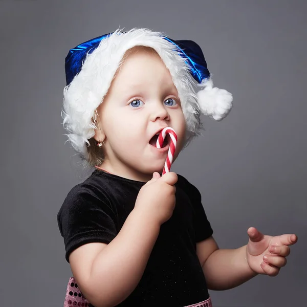Śmieszne santa dziewczynka z cukierków — Zdjęcie stockowe
