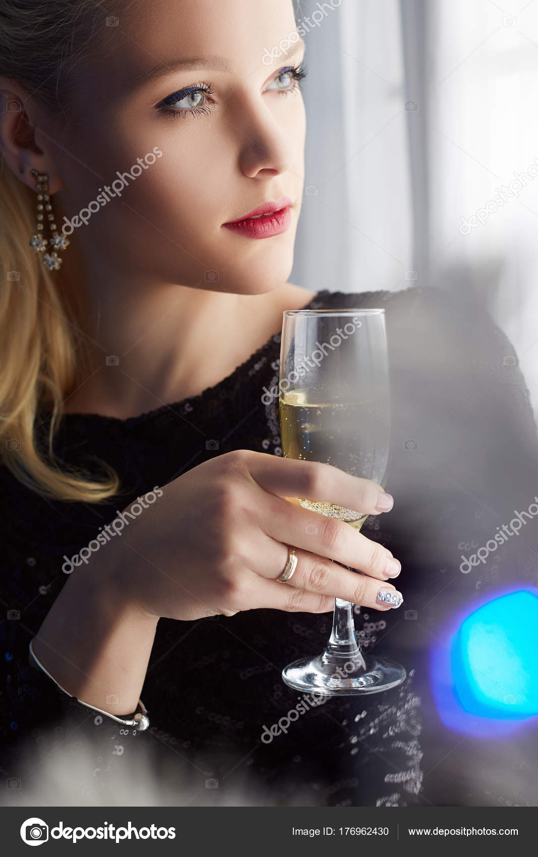vilizal-krasivoy-foto-blondinki-v-shampanskom