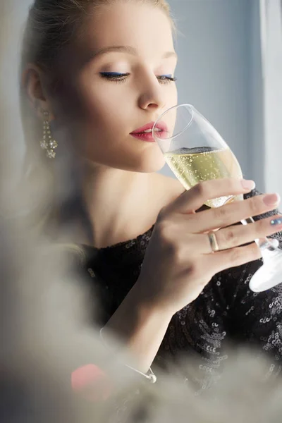 Feliz Ano Novo festa, mulher bebendo champanhe — Fotografia de Stock