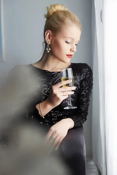 Mulher com champagne.winter estilo de vida em casa — Fotografia de Stock