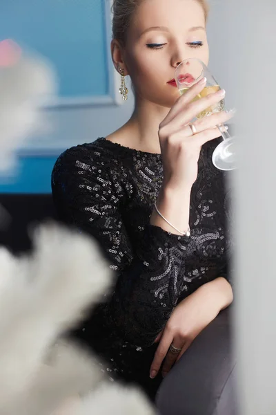 Bela mulher bebendo champanhe em casa — Fotografia de Stock