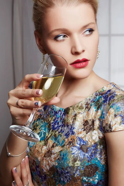 Bela mulher glamour beber champanhe — Fotografia de Stock