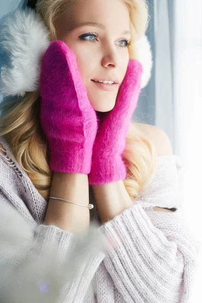 Šťastná dívka v růžové rukavice a kožešinové čepice — Stock fotografie