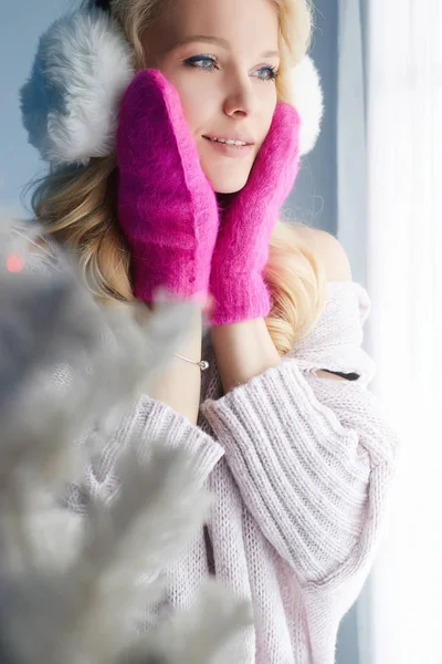 Happy girl in pink mittens and fur hat — Stock Photo, Image