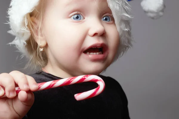 Płacz dziecka. dzieciak z cukierków. smutne dzieci w czasie świąt Bożego Narodzenia — Zdjęcie stockowe