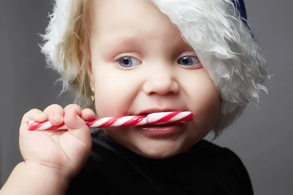 Santa dziecko. szczęśliwe dziecko z lollipop candy — Zdjęcie stockowe