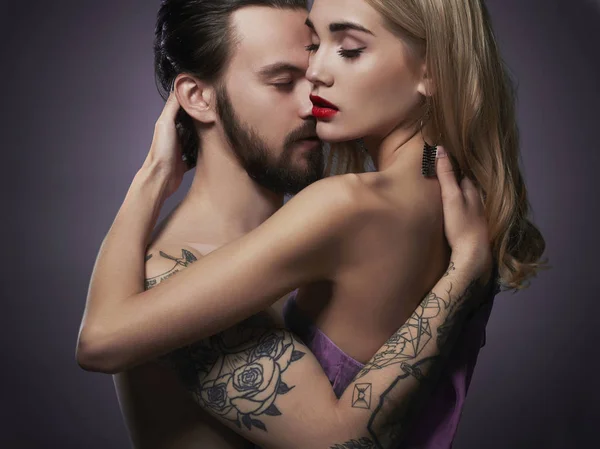 Couple.Beautiful güzel erkek ve kız öpüşme 