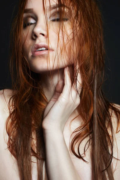 Sexy mooie jonge vrouw met natte haren — Stockfoto