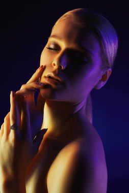 renkli ışıklar genç kadın