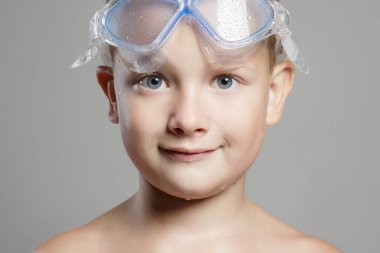 küçük çocuk yüzme maskeli gülümseyerek. ıslak çocuk