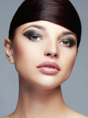 Güzel kız. Saç modeli. Makyaj