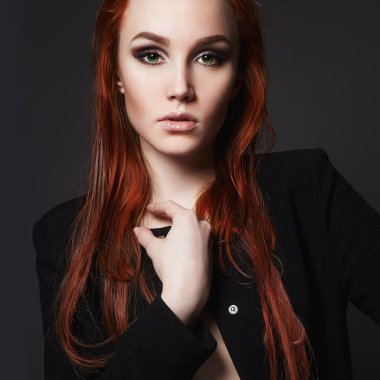 ıslak saçlı seksi güzel genç kadın