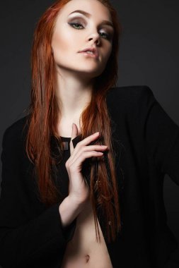 ıslak saçlı seksi güzel genç kadın