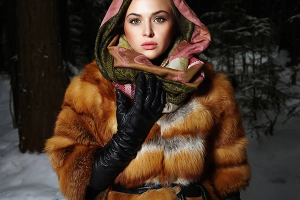 Vacker ung kvinna i päls och halsduk — Stockfoto