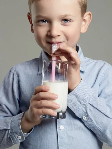Leite para crianças. Little Boy desfrutar de coquetel de leite — Fotografia de Stock