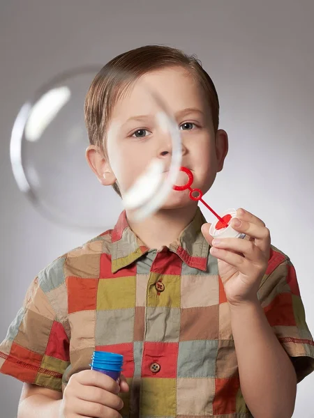 Divertido niño soplando burbujas de jabón — Foto de Stock