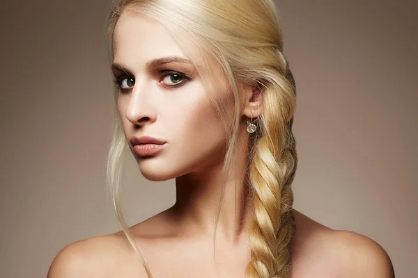 Blonda fata sexy cu păr sănătos — Fotografie, imagine de stoc