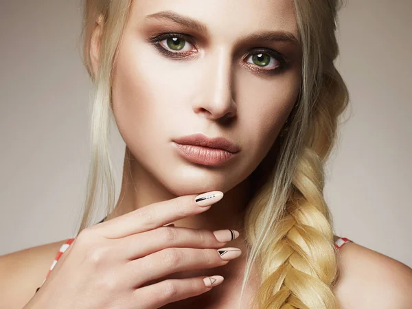 Piękna blondynka z oplotem — Zdjęcie stockowe