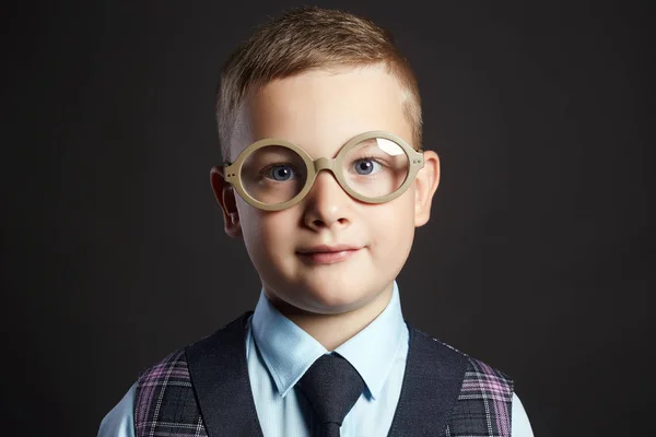 Criança em glasses.little menino de terno — Fotografia de Stock