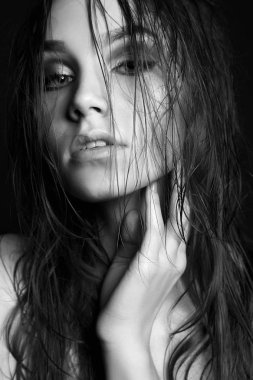 tek renkli ıslak saçlı kız portresi