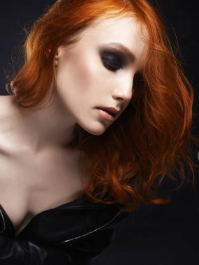 Güzel genç kadın portresi