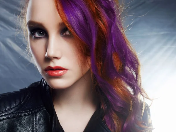 Chica con maquillaje y mechones azules en el pelo —  Fotos de Stock