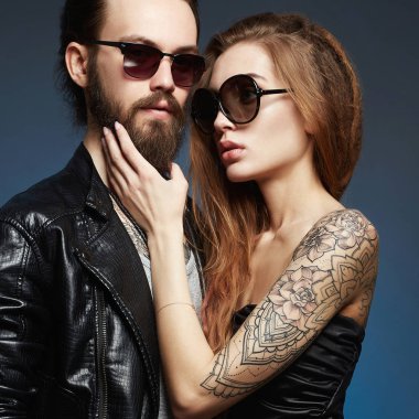 sakallı adam ve tattoed kız aşık