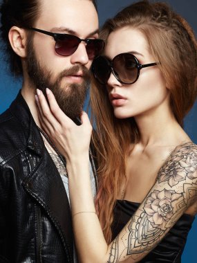 sakallı adam ve tattoed kız aşık