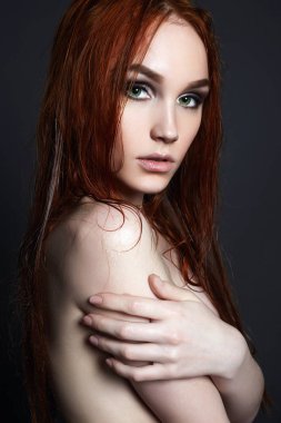 ıslak saçlı seksi güzel genç kadın