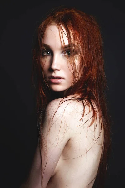 Islak çıplak kadın. Güzellik kırmızı saçlı kız — Stok fotoğraf