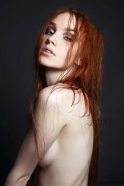 Elképesztő, nedves meztelen nő. vörös hajú — Stock Fotó