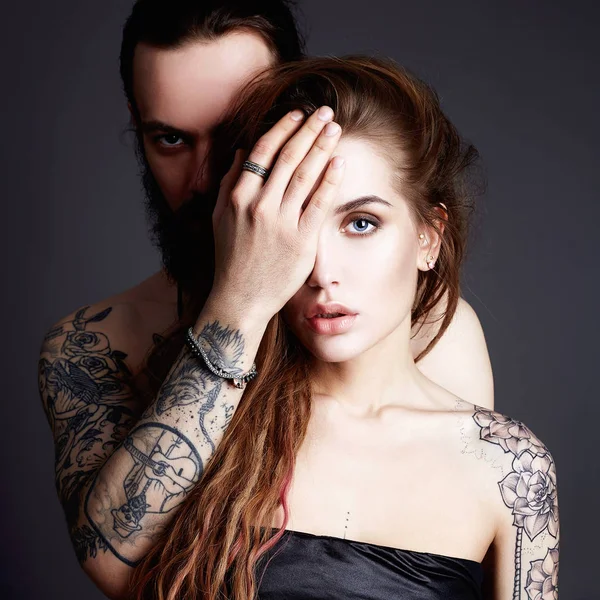 Beau couple avec tatouage. amour — Photo