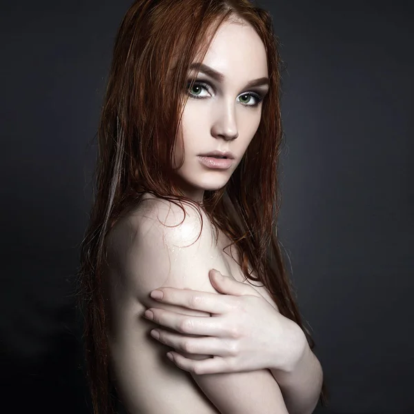 Красота голая мокрая девушка — стоковое фото