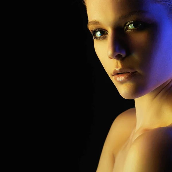Mujer modelo de moda en luces brillantes de colores — Foto de Stock