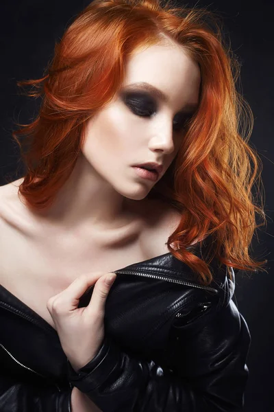 Sexy piękna młoda kobieta rude włosy styl — Zdjęcie stockowe