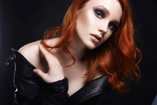 性感美丽的少妇红色头发样式 — 图库照片