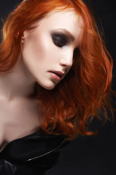 Σέξι όμορφη νεαρή γυναίκα κόκκινα μαλλιά στυλ — Φωτογραφία Αρχείου