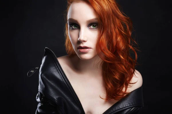 Mode rousse fille aux cheveux avec maquillage — Photo