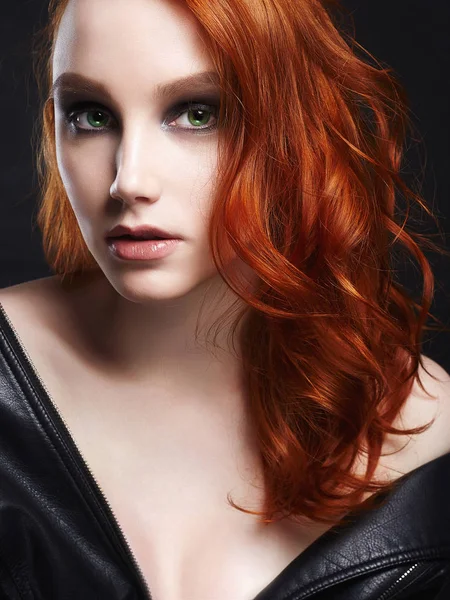 Moda chica de pelo rojo con maquillaje —  Fotos de Stock