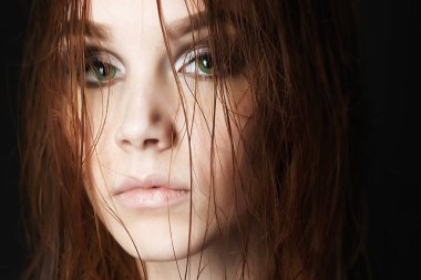 ıslak saçlı güzel genç kadın